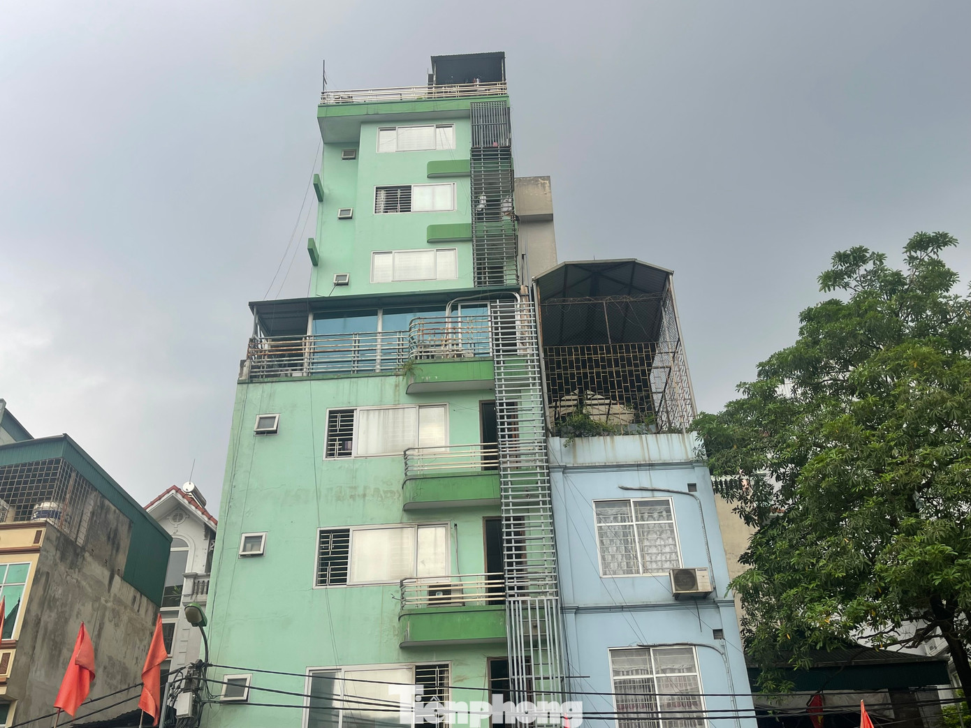 Trao đổi với Tiền Phong, một sinh viên sống tại tầng 3 toà nhà cho biết: Nguyên nhân vụ cháy xuất phát từ sự cố chập điện của tòa nhà.