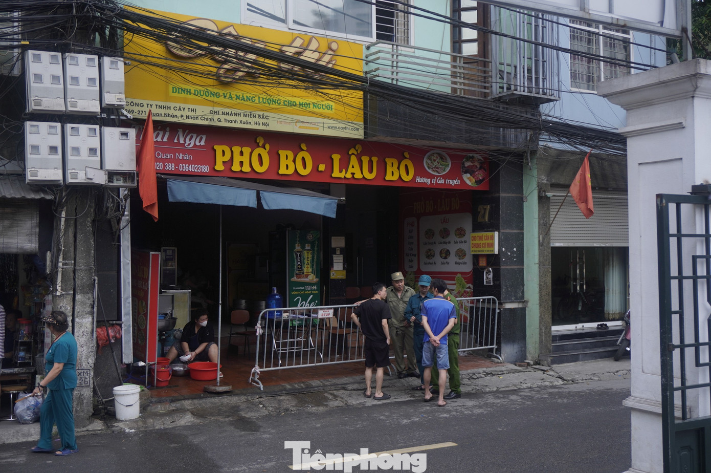 Được biết, chung cư mini vừa xảy ra sự cố nằm ở mặt đường phố Quan Nhân, tầng 1 kinh doanh dịch vụ ăn uống và các tầng còn lại là căn hộ mini.