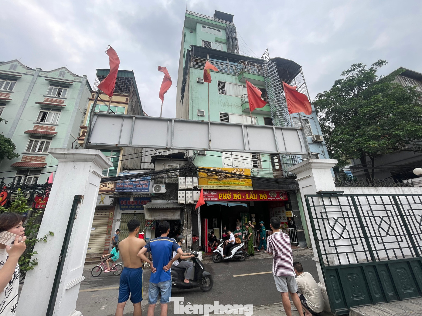 Theo tìm hiểu, toà nhà được tu sửa thành chung cư mini, cho sinh viên thuê với giá 3,8 - 4 triệu đồng/tháng. Sau vụ cháy, nhiều người thuê nhà bày tỏ rằng họ vô cùng hoang mang, chưa biết đi đâu về đâu...