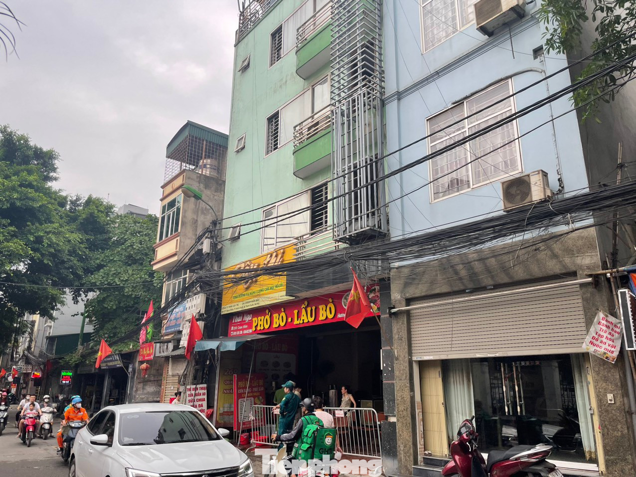 Trong khi đó, ông D - người dân sống gần toà chung cư mini cho biết, toà nhà này xây dựng cách đây rất nhiều năm. Trước đây, tòa nhà này là một khách sạn. Sau đó tòa nhà được tu sửa, ngăn ra thành các phòng cho thuê theo dạng chung cư mini.