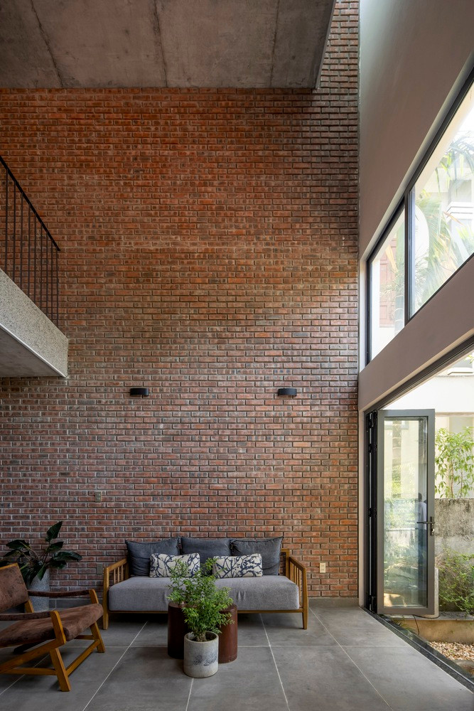 Giải pháp này tạo ra sự kết nối mạnh mẽ cho không gian trong ngôi nhà bằng cách phân định rõ ràng các yếu tố giữa công cộng và riêng tư hoặc bên trong và bên ngoài, từ đó tạo ra yêu cầu về một không gian (phòng ngủ) riêng biệt trong tương lai.