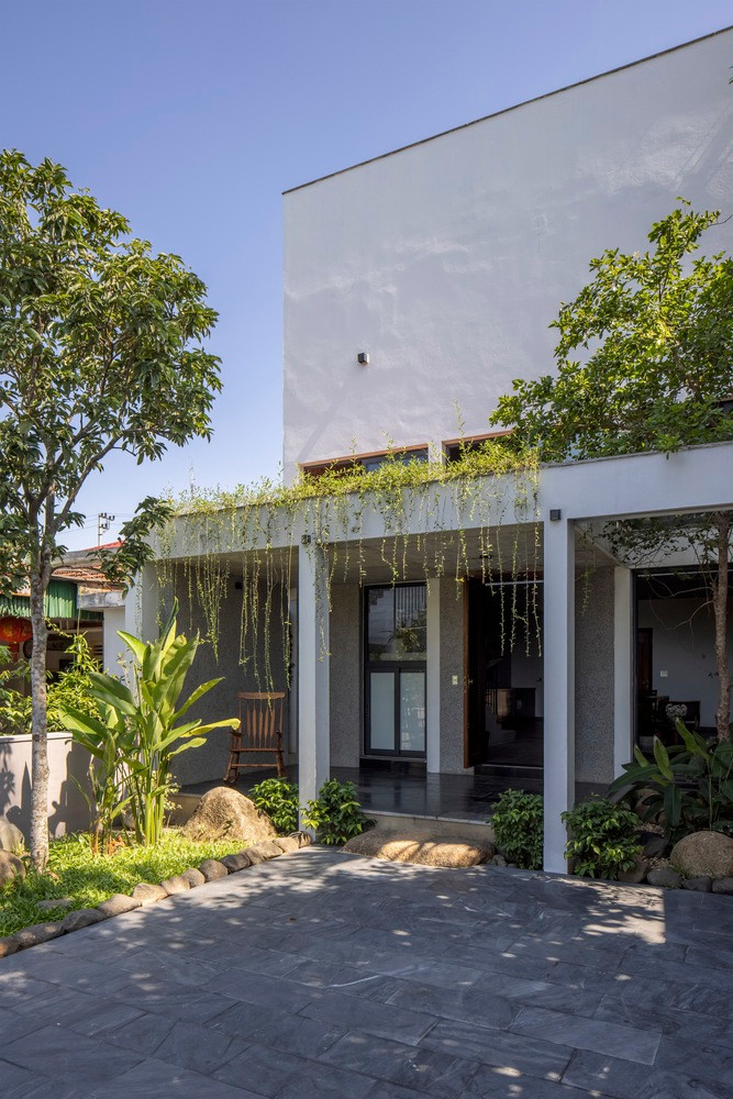 Khi tiếp cận vị trí nơi ngôi nhà sẽ được xây dựng, kiến trúc sư nhận thấy thiết kế kiến trúc địa phương ở đây luôn có sân trước rộng, sau đó là hiên dài, nơi đặt lối đi vào nhà.