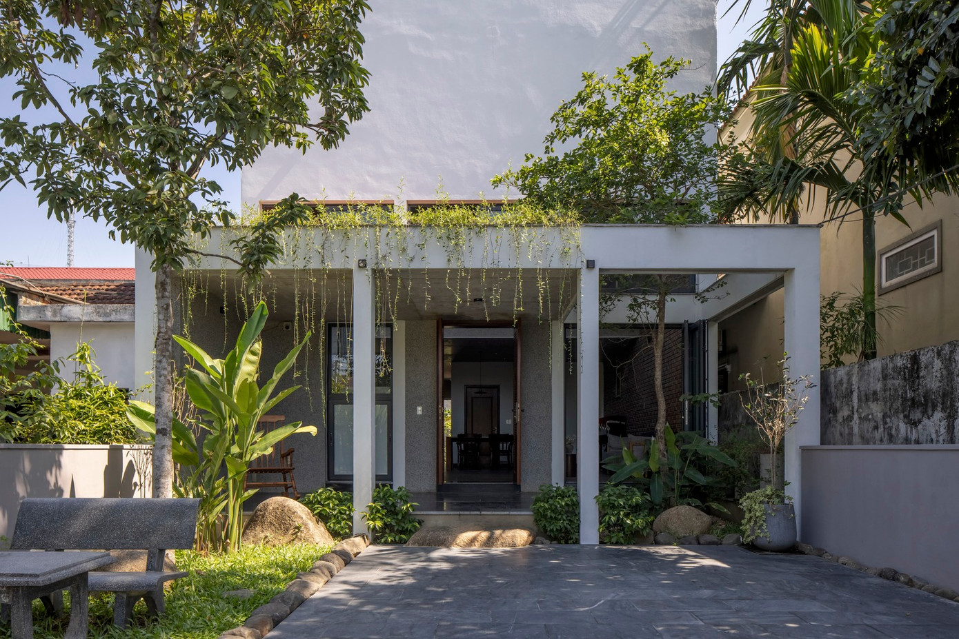 Hệ thống cửa trước được mở tối đa để khai thác gió Nam mát mẻ vào nhà, không tạo đối lưu.