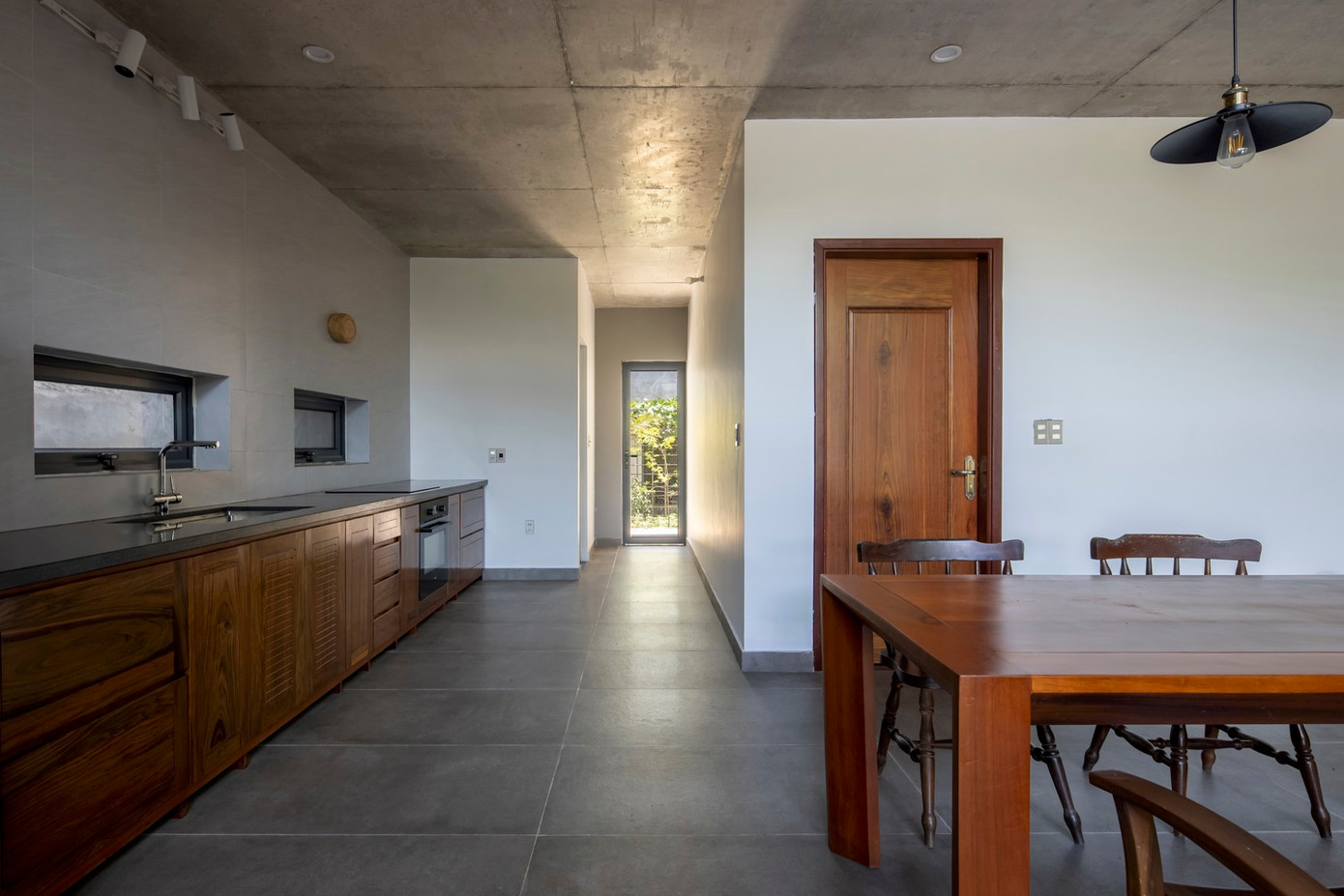 Không khí được luân chuyển từ dưới lên trên và từ trước ra sau nhờ hệ thống cửa mở trên mái và phía sau nhà.