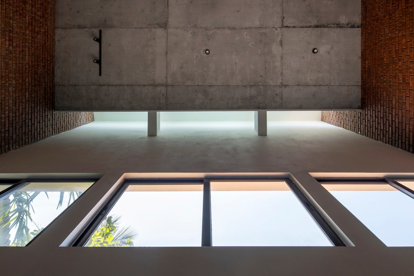 Không khí được luân chuyển từ dưới lên trên và từ trước ra sau nhờ hệ thống cửa mở trên mái và phía sau nhà.