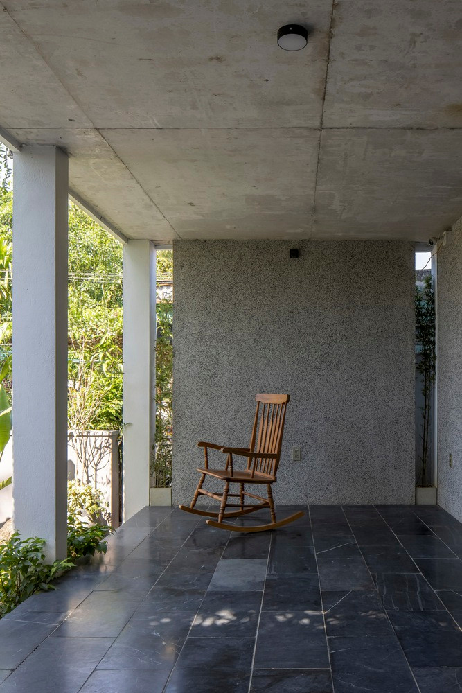 Hệ thống cửa trước được mở tối đa để khai thác gió Nam mát mẻ vào nhà, không tạo đối lưu.