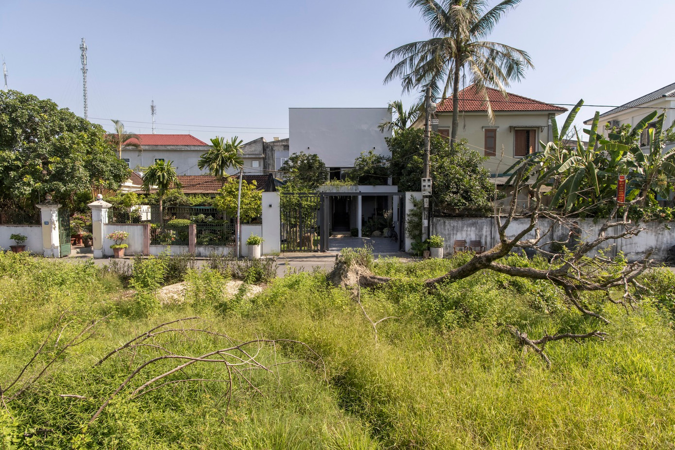 Đây vốn dĩ là ngôi nhà nhỏ dành cho một gia đình trẻ có 3 thành viên gồm một vợ chồng, một bé gái 5 tuổi và chuẩn bị đón thêm thành viên nữa. Do đó gia chủ muốn có thêm không gian phòng ngủ dựa trên diện tích có sẵn với chi phí xây dựng tối thiểu nhất có thể.