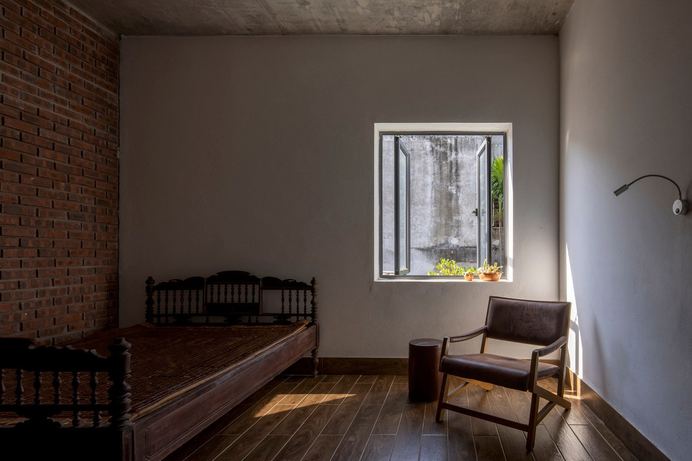 Có thể thấy, không gian của ngôi nhà mặc dù thay đổi theo nhu cầu trong tương lai nhưng vẫn giữ được bản chất của kết cấu nhà ở bản địa.