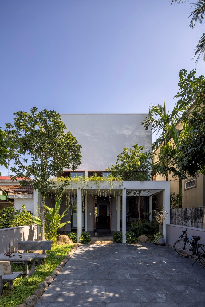 Khi tiếp cận vị trí nơi ngôi nhà sẽ được xây dựng, kiến trúc sư nhận thấy thiết kế kiến trúc địa phương ở đây luôn có sân trước rộng, sau đó là hiên dài, nơi đặt lối đi vào nhà.