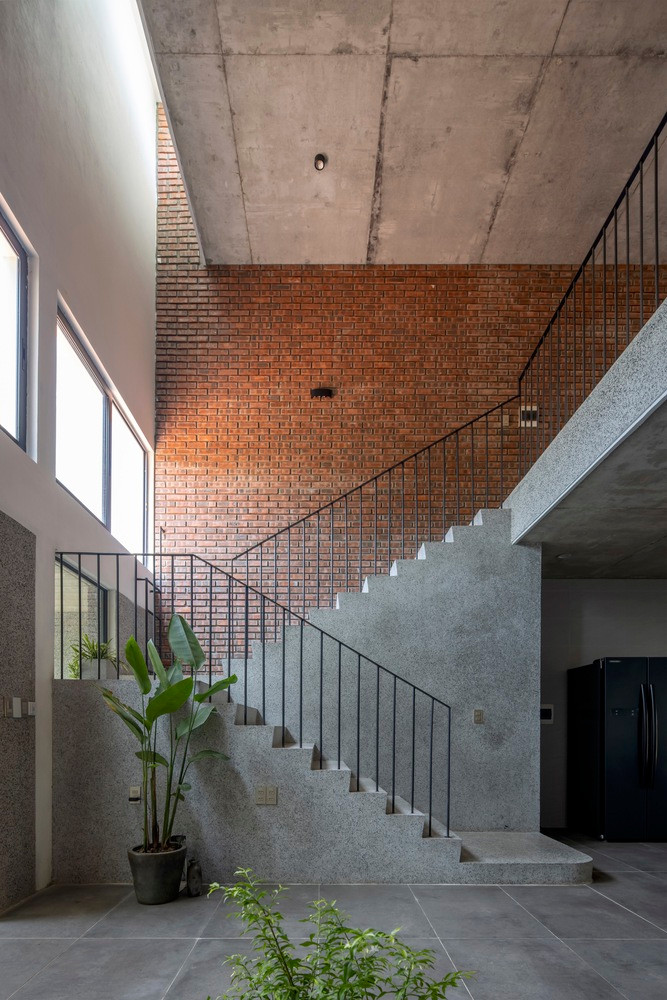 Giải pháp này tạo ra sự kết nối mạnh mẽ cho không gian trong ngôi nhà bằng cách phân định rõ ràng các yếu tố giữa công cộng và riêng tư hoặc bên trong và bên ngoài, từ đó tạo ra yêu cầu về một không gian (phòng ngủ) riêng biệt trong tương lai.