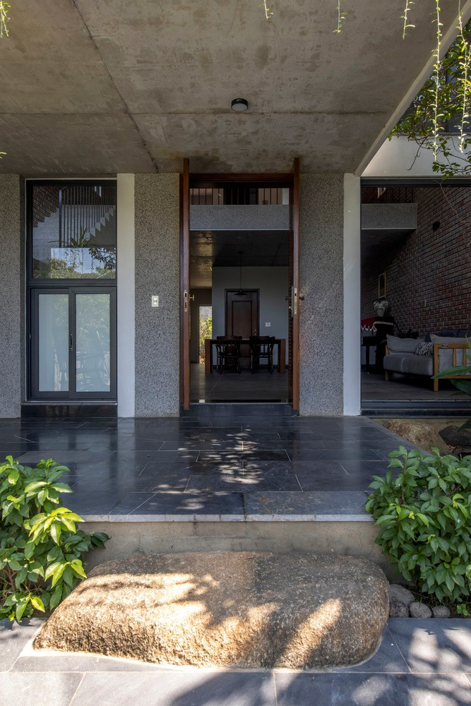 Hệ thống cửa trước được mở tối đa để khai thác gió Nam mát mẻ vào nhà, không tạo đối lưu.