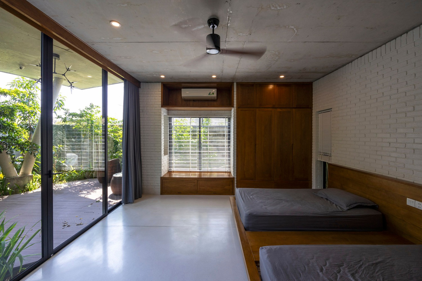 Tầng hai bố trí các phòng ngủ cho trẻ em và khách, trong khi sự kết hợp sáng tạo giữa hai khối tạo ra các mô hình xanh đa dạng, được bổ sung bởi khoảng sân xanh rộng rãi, giúp các phòng ngủ chìm đắm trong khung cảnh thiên nhiên rộng lớn.