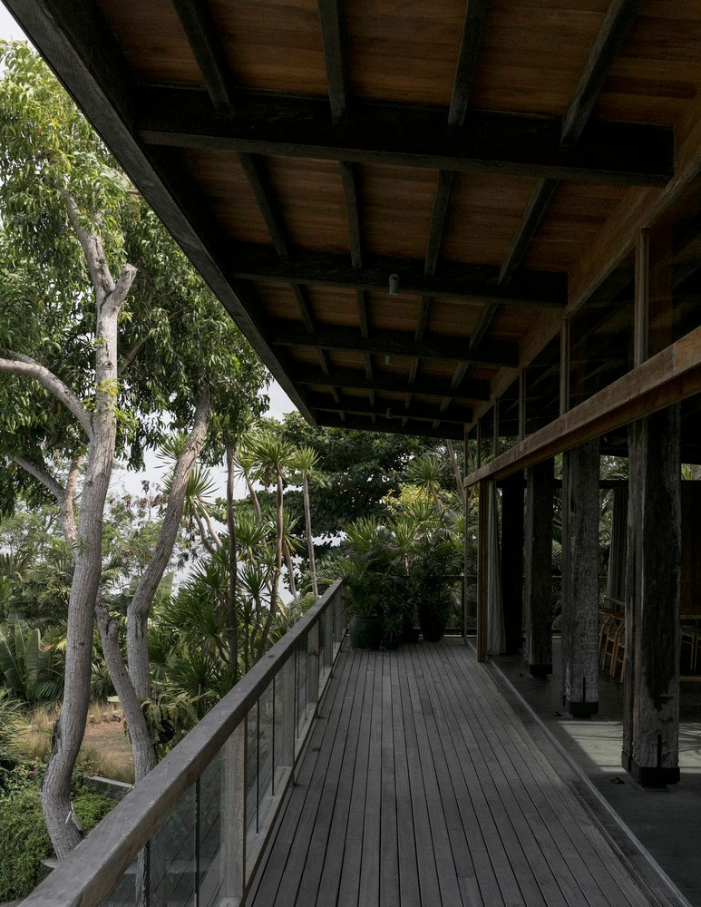 Cấu trúc chính của ngôi nhà là 52 cột gỗ lim tái chế, tạo thành cấu trúc cốt lõi và gỗ cũng trở thành một trong những vật liệu chính của ngôi nhà. Cấu trúc chính của ngôi nhà là 52 cột gỗ lim tái chế, tạo thành cấu trúc cốt lõi và gỗ cũng trở thành một trong những vật liệu chính của ngôi nhà.