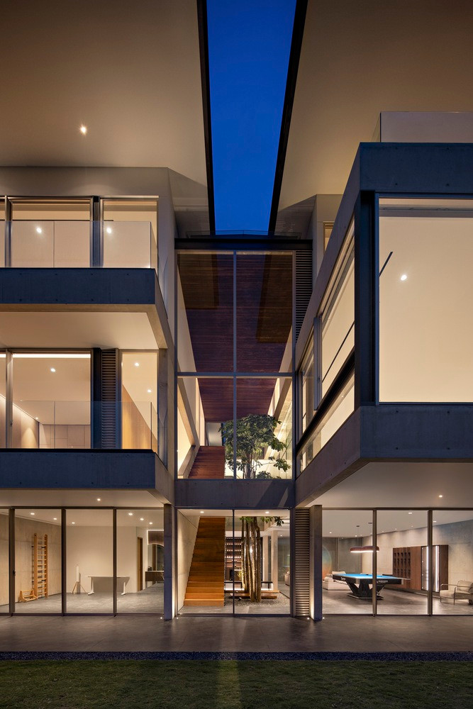 Về mặt bố cục, ngôi nhà được thiết kế phân khu rõ nét với hai khối chính: Một khối dành cho khu vực sinh hoạt chung và bán riêng tư; khối còn lại là khu vực dịch vụ và riêng tư.