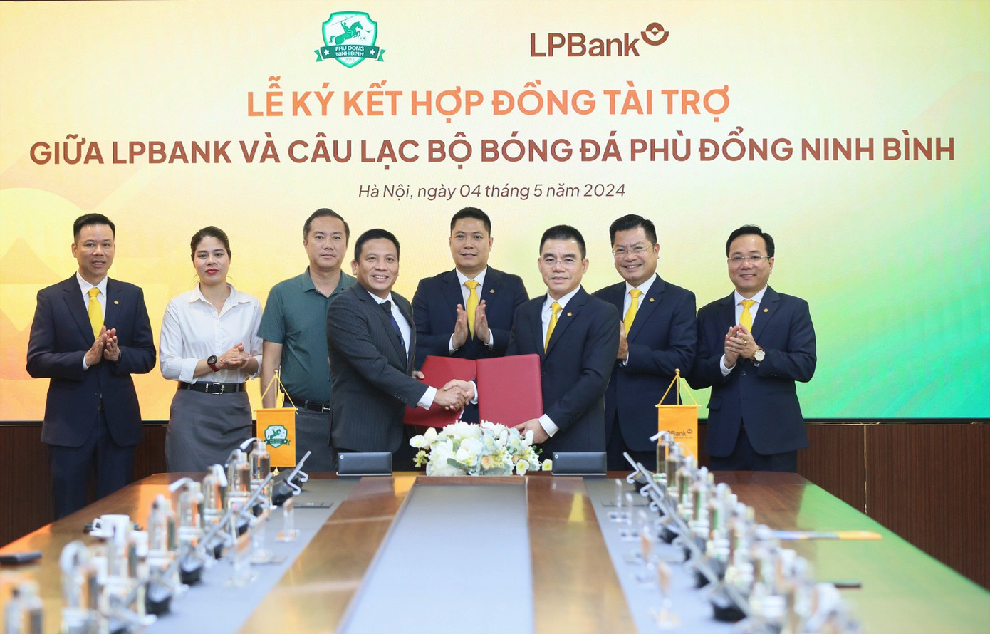 Với việc đồng hành cùng CLB Phù Đổng Ninh Bình, LPBank tiếp tục khẳng định hoạt động tài trợ cho thể thao chuyên nghiệp luôn được duy trì, đúng với phương châm “LPBank gắn trách nhiệm xã hội trong kinh doanh”.