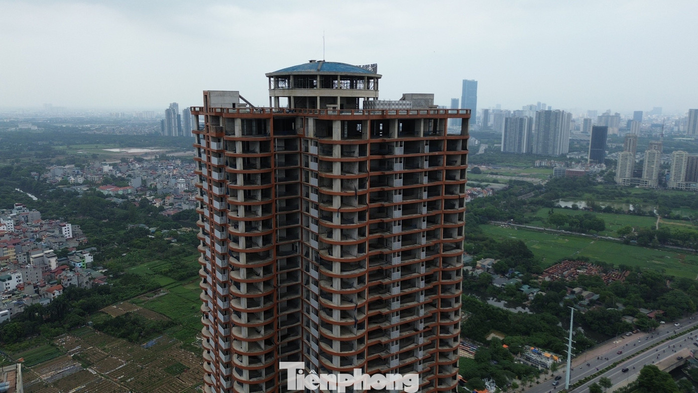 Tuy nhiên, kể từ khi cất nóc ngày 26/4/2020, dự án bỗng nhiên bị tạm dừng, không một bóng công nhân nào tại công trường.