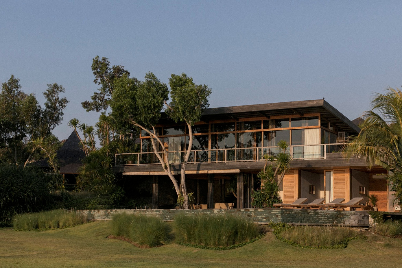 Do ngôi nhà nằm trong khu vực có nhiều hoạt động địa chấn, nên kiến trúc sư đã xây dựng một cấu trúc linh hoạt với các bộ cột đôi được liên kết với nhau bằng các kết nối và dầm thép tấm. Do ngôi nhà nằm trong khu vực có nhiều hoạt động địa chấn, nên kiến trúc sư đã xây dựng một cấu trúc linh hoạt với các bộ cột đôi được liên kết với nhau bằng các kết nối và dầm thép tấm.