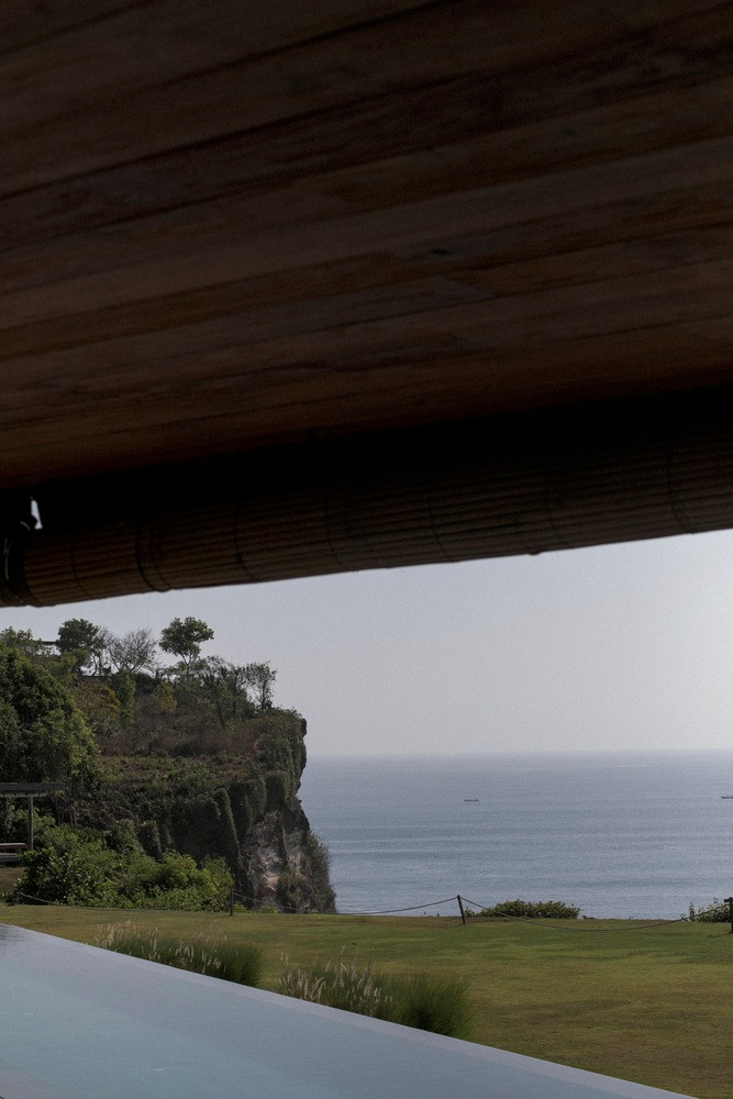 Ngôi nhà 2 tầng này nằm trên khu đất rộng 2300m2, phía trước là một vách đá, với tầm nhìn ra biển. Ngôi nhà 2 tầng này nằm trên khu đất rộng 2300m2, phía trước là một vách đá, với tầm nhìn ra biển.