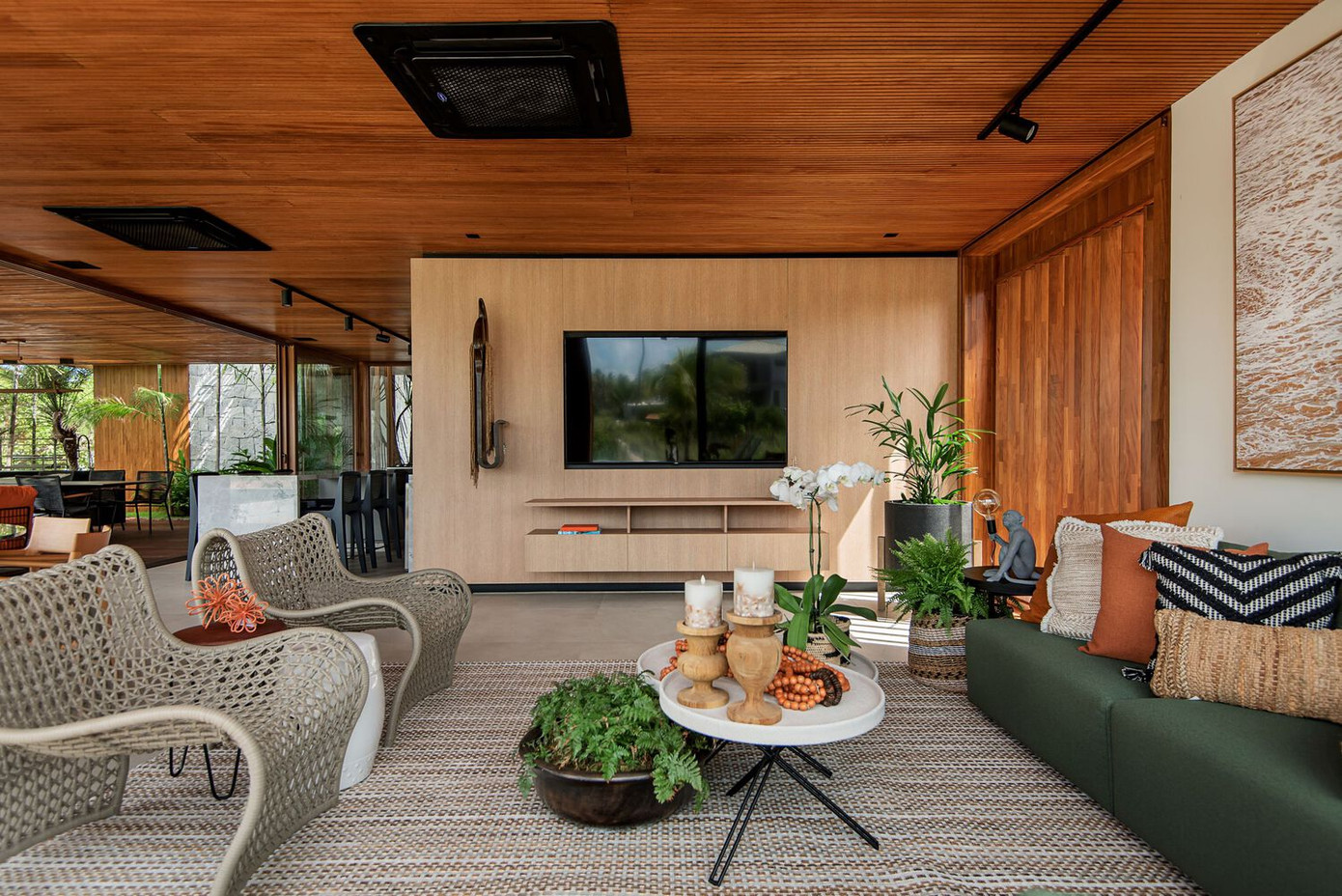 Nhờ các cửa kính mở mà không gian trong nhà và ngoài trời, giữa hiên, ban công, phòng khách và phòng ăn như được kết nối liền mạch, không có ranh giới. Nhờ các cửa kính mở mà không gian trong nhà và ngoài trời, giữa hiên, ban công, phòng khách và phòng ăn như được kết nối liền mạch, không có ranh giới.