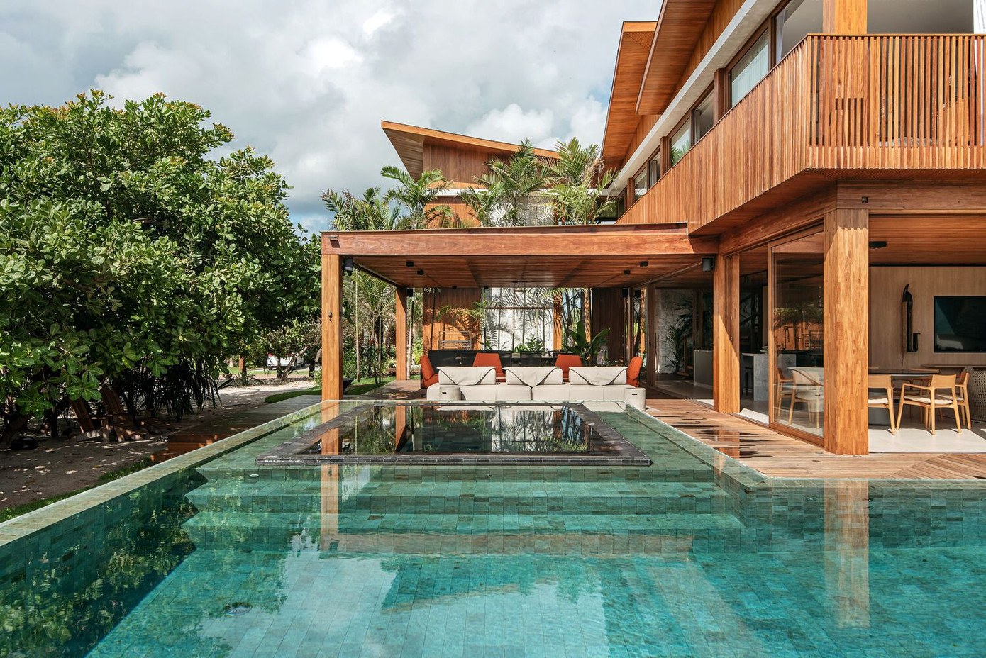 Biệt thự gỗ này nằm ở một thành phố ven biển, nên được lấy cảm hứng từ những con sóng biển. Biệt thự gỗ này nằm ở một thành phố ven biển, nên được lấy cảm hứng từ những con sóng biển.