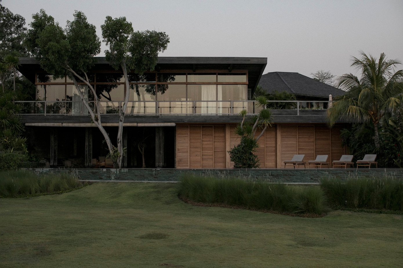 Nhiều người nhận xét, đây là mẫu nhà nghỉ dưỡng lý tưởng, cho các gia đình thích sự yên tĩnh và gần gũi với thiên nhiên. Do đó, sau khi đăng tải, bộ ảnh của ngôi nhà nhanh chóng gây "sốt" trên các diễn đàn về kiến trúc và nhà ở. Nhiều người nhận xét, đây là mẫu nhà nghỉ dưỡng lý tưởng, cho các gia đình thích sự yên tĩnh và gần gũi với thiên nhiên. Do đó, sau khi đăng tải, bộ ảnh của ngôi nhà nhanh chóng gây "sốt" trên các diễn đàn về kiến trúc và nhà ở.