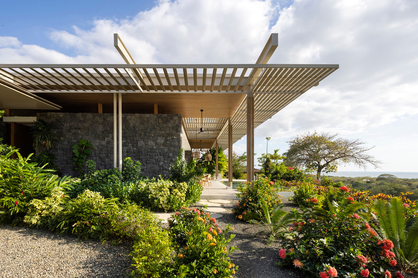 Đây là một ngôi nhà lấy cảm hứng từ vẻ đẹp thiên nhiên, là cầu nối giữa không gian xanh mát ngoài trời và không gian riêng tư trong nhà.