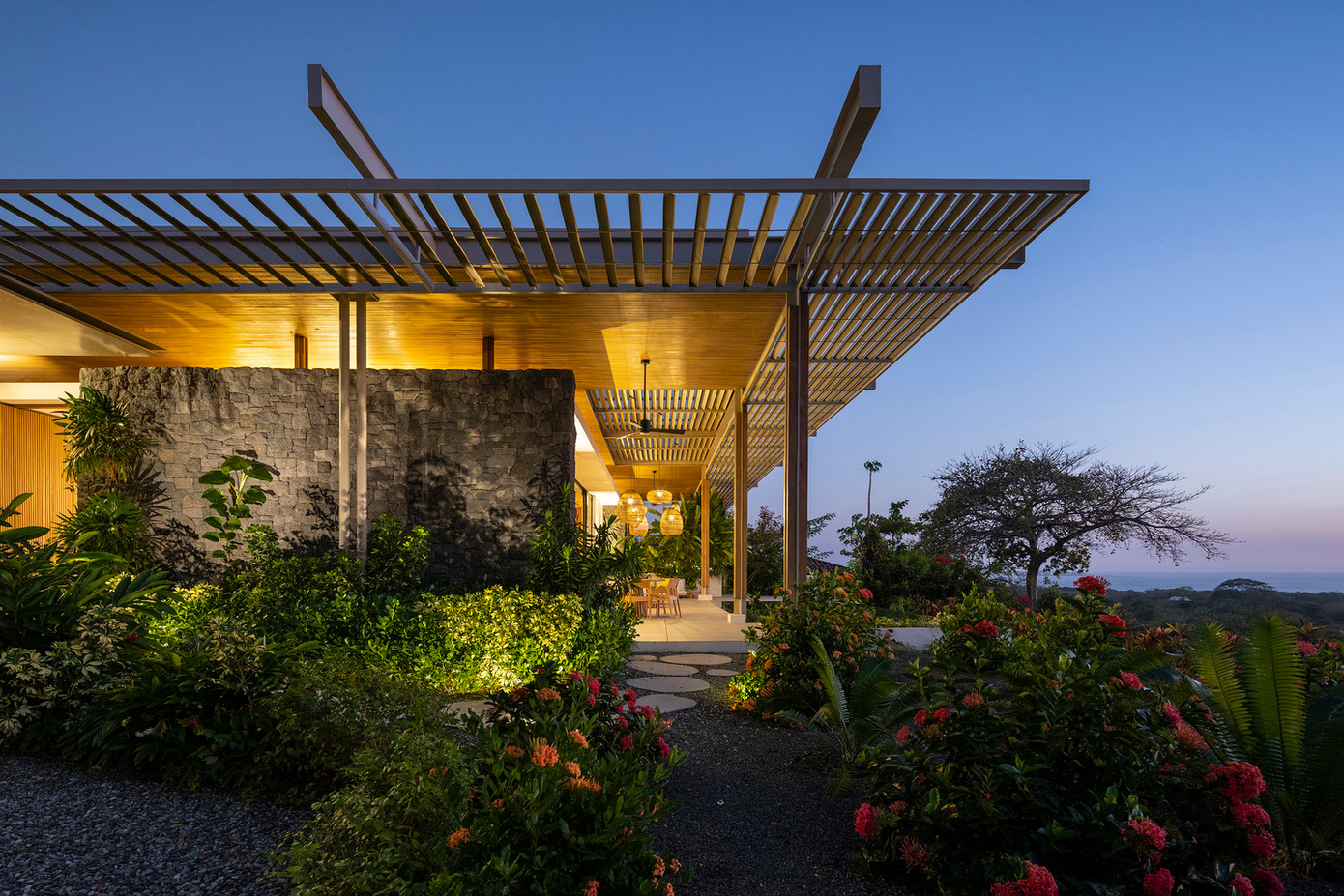 Ngôi nhà này là hiện thân của cuộc sống bền vững, tạo ra năng lượng từ mặt trời, nhưng cũng che chắn ngôi nhà khỏi sức nóng mùa hè bằng giàn che và phần nhô ra rộng rãi.