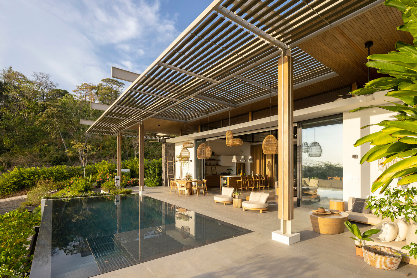 Do đó, kiến trúc sư lên ý tưởng thiết kế căn nhà cấp 4, với điểm nhấn là một loạt giàn che trang nhã.