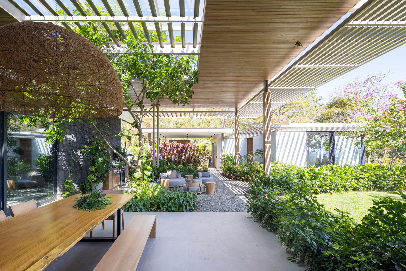 Từ ngoài vườn đến trong nhà, cây cối và thảm thực vật luôn xuyên suốt, tạo ra những khoảng trống có chủ ý trên mái nhà để phù hợp và tôn vinh các yếu tố tự nhiên.