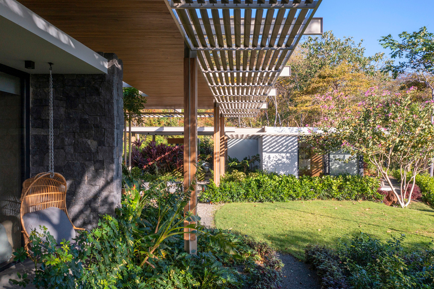 Những yếu tố kiến trúc này, cùng với các cửa sổ được bố trí hợp lý, tạo điều kiện thông gió tự nhiên, hút không khí mát mẻ từ biển và núi vào nhà.