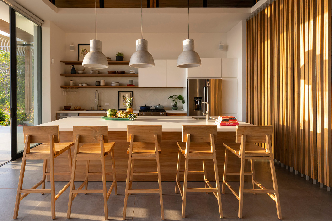 Những yếu tố kiến trúc này, cùng với các cửa sổ được bố trí hợp lý, tạo điều kiện thông gió tự nhiên, hút không khí mát mẻ từ biển và núi vào nhà.