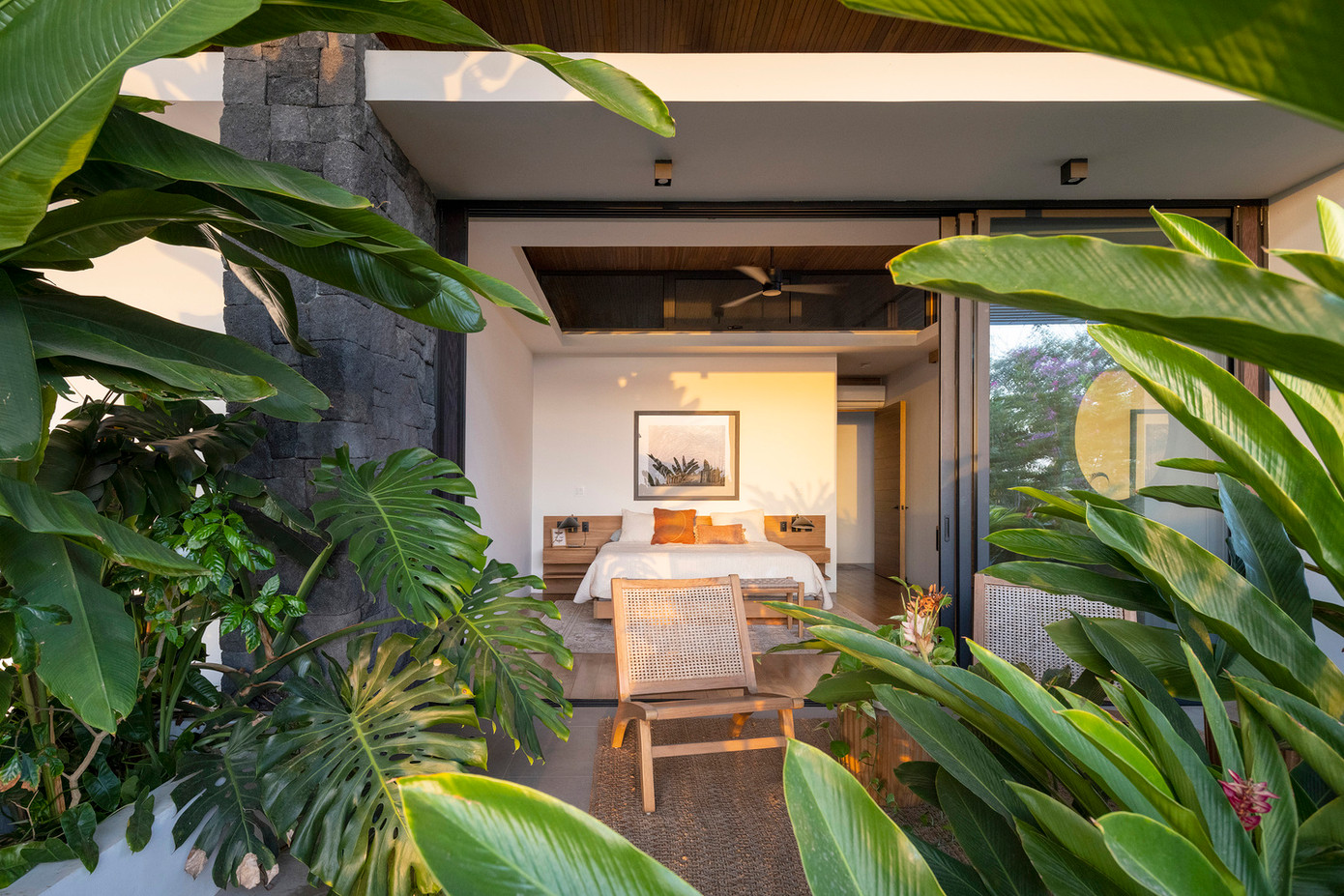 Hệ thống tái chế nước nuôi dưỡng cảnh quan xung quanh, từ đó làm mát các bức tường bên ngoài của ngôi nhà.