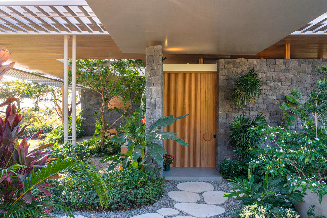 Những yếu tố kiến trúc này, cùng với các cửa sổ được bố trí hợp lý, tạo điều kiện thông gió tự nhiên, hút không khí mát mẻ từ biển và núi vào nhà.