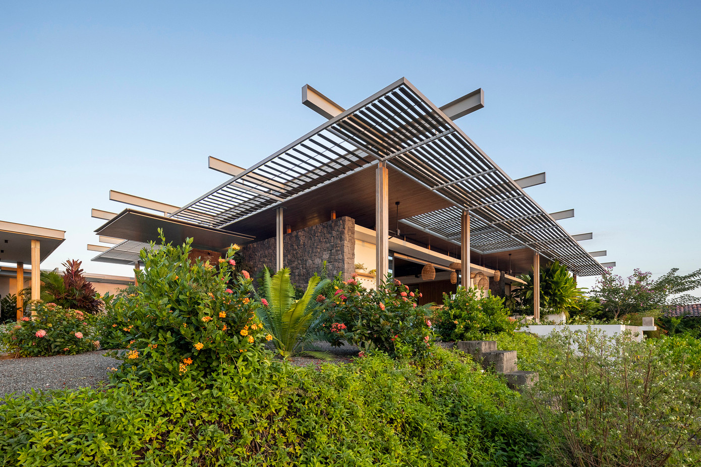 Đây là một ngôi nhà lấy cảm hứng từ vẻ đẹp thiên nhiên, là cầu nối giữa không gian xanh mát ngoài trời và không gian riêng tư trong nhà.