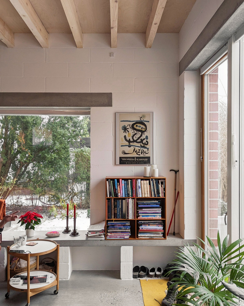 Phòng khách cao ráo, là nơi con cháu đến thăm và quây quần bên ông bà mỗi dịp tụ họp.