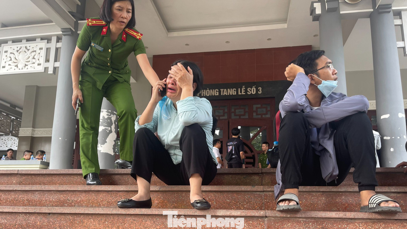 "Anh ơi, anh đang ở đâu. Thằng Khải con mình nó mất rồi, nó chết cháy rồi anh ơi là anh ơi…”, đó là giọng nói nghẹn ứ của bà Trần Thị Thuý (Hưng Yên), mẹ của nạn nhân Nguyễn Xuân Khải (sinh viên năm cuối Đại học Phương Đông) trong vụ cháy nhà trọ khiến 14 người tử vong ở số 1 ngách 43/98/31 Trung Kính (Trung Hòa, Cầu Giấy, Hà Nội).