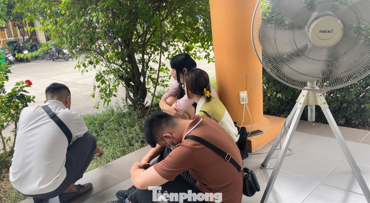 Đặc biệt, Bí thư Thành ủy, Chủ tịch UBND TP Hà Nội đề nghị các cơ quan, ban ngành liên quan tổ chức thăm hỏi, động viên các gia đình nạn nhân, khắc phục hậu quả sau vụ cháy, mức 50 triệu đồng đối với gia đình có người tử vong, 30 triệu đồng với người bị thương, thực hiện ngay trong sáng 24/5.