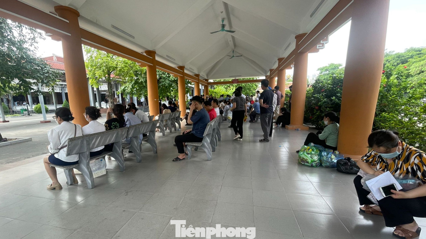 Sáng nay (24/5), sau khi nghe tin phòng trọ của con xảy ra cháy, bà Thúy vội vàng bắt xe ôm từ bệnh viện đến phòng trọ của con kiểm tra, sau đó bà vội ra viện 198 tìm con nhưng không thấy. Vì thế bà nhờ xe ôm đưa đến nhà tang lễ Cầu Giấy (đường Trần Vỹ). Vì quá nóng lòng, nên bà Thúy chẳng kịp trả tiền xe ôm và tháo mũ bảo hiểm. Tài xế thương tình, chỉ biết đứng chờ bà bĩnh tĩnh lại rồi nhờ người quen ra trả mũ và tiền giúp.