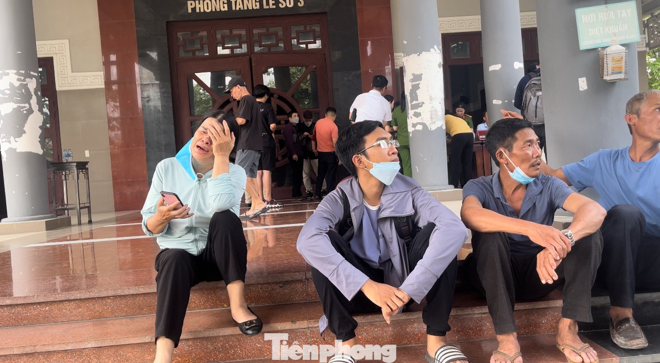 Chia sẻ với Tiền Phong, bà Thúy nghẹn ngào: “Chỉ còn vài ngày nữa là Xuân Khải ra trường rồi. Tối qua Khải gọi điện cho tôi nói: 'Mẹ ơi, mẹ cho con xin 70.000 đồng, để con ăn nốt bữa tối ở Hà Nội, ngày mai con về quê'. Thế mà chỉ sau một tối, mẹ con chẳng bao giờ được gặp nhau nữa. Nó sẽ được về quê đấy, nhưng là về để người nhà nhìn mặt lần cuối… Đau xót lắm cháu ơi”. Cũng theo lời bà Thúy, gia đình bà có 3 người con, hai gái và một trai, trong đó Xuân Khải là con út và cũng là niềm tự hào, hy vọng của cả gia đình. Cách đây vài hôm, bà Thúy ra Bệnh viện phụ sản Hà Nội chăm sóc con gái đầu mới sinh và Xuân Khải cũng có ghé chơi với mẹ.