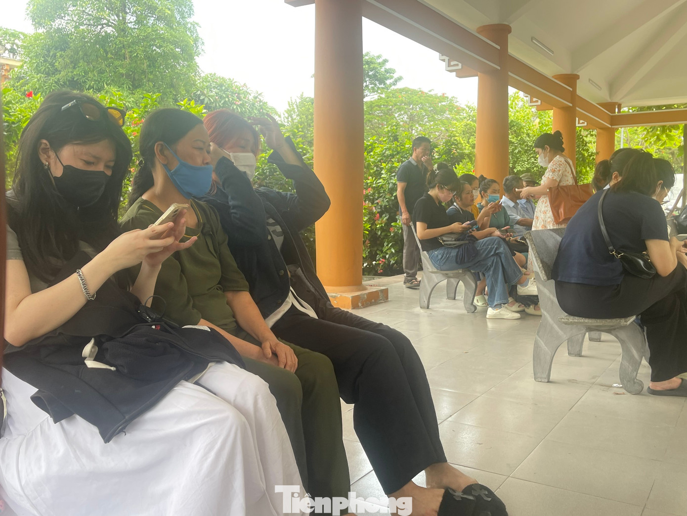 Ngồi lặng lẽ ở khu vực lấy mẫu xét nghiệm ADN để nhận diện thi thể, bà Mơ (SN 1962, Thái Bình) - người đeo khẩu trang, mặc áo xanh, mẹ của nạn nhân nữ tên Mai (SN 1995) vừa lau nước mắt vừa kể: “Mai mới chuyển đến nhà trọ này từ dịp lễ 1/5, tôi cũng đi làm gần đây nên mẹ con thường xuyên gặp nhau lắm. Bạn ấy chưa lập gia đình nên tôi hay giục là ế rồi, mau kiếm người yêu đi làm lấy, đỡ phải đi thuê trọ thế này cho vất vả. Mỗi lần như thế, Mai chỉ đùa với tôi là con chưa lấy chồng đâu, con ở với mẹ. Thế mà bây giờ chồng không lấy, mà nó cũng có ở với mẹ nữa đâu. Nó bỏ tôi đi rồi trời ơi, con ơi là con…”.