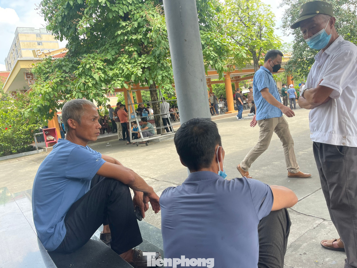 Ngồi bên cạnh bà Thúy, trước cửa nhà tang lễ, người thân của nạn nhân Trần Quang Khải (SN 1998, Hưng Yên) cũng không giấu khỏi đau thương. Các chú của Quang Khải cho biết Khải ra trường được vài năm, thuê phòng trọ ở Trung Kính để chăm sóc em trai đang học đại học.