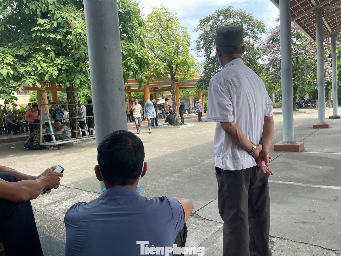 Theo dự tính thì tối 23/5 Quang Khải và em trai sẽ về quê để làm giỗ ông. Tuy nhiên, Quang Khải nói bản thân hơi mệt nên để em trai về trước. Đến sáng 24/5 thì người thân nhận được tin dữ, thông báo Quang Khải là một trong 14 nạn nhân xấu số trong vụ cháy. Vậy là đám giỗ ông nội phải tạm hoãn, người thân phân công nhau đưa bố mẹ Quang Khải lên Hà Nội để làm thủ tục nhận con.