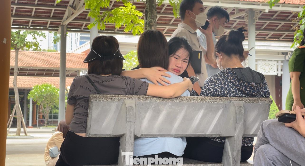 Đặc biệt, Bí thư Thành ủy, Chủ tịch UBND TP Hà Nội đề nghị các cơ quan, ban ngành liên quan tổ chức thăm hỏi, động viên các gia đình nạn nhân, khắc phục hậu quả sau vụ cháy, mức 50 triệu đồng đối với gia đình có người tử vong, 30 triệu đồng với người bị thương, thực hiện ngay trong sáng 24/5.