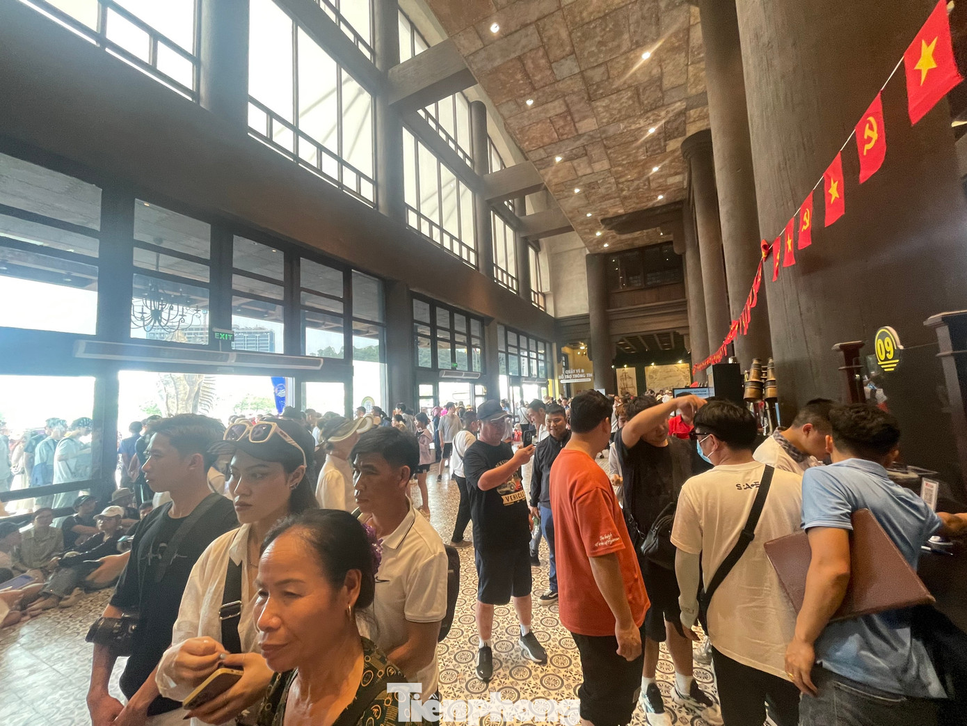 Ghi nhận trong ngày 30/4 và sáng 1/5, lượng du khách mua vé đi tàu thăm quan Vịnh Hạ Long ở Cảng tàu quốc tế Hạ Long chật kín. Nhiều gia đình phải chờ đợi suốt 2 tiếng mới mua được vé.