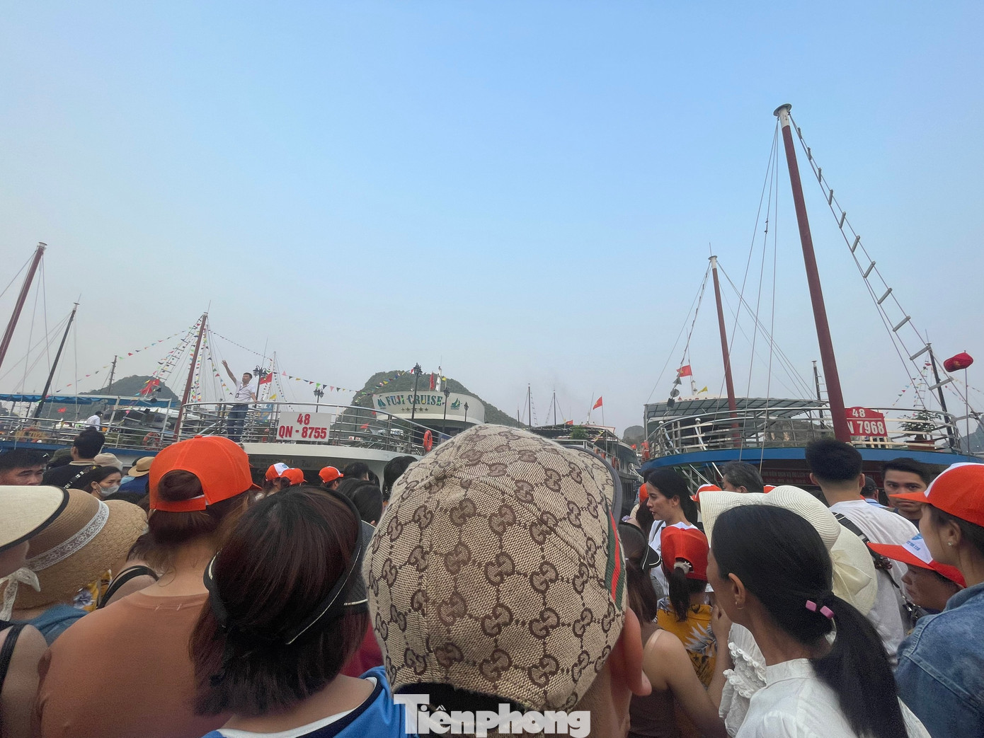Khôngchỉ chiều đi, mà chiều về của du khách thăm quan Vịnh Hạ Long cũng khá chật vật và phải chờ đợi nhiều giờ mới lên được tàu để về đất liền.