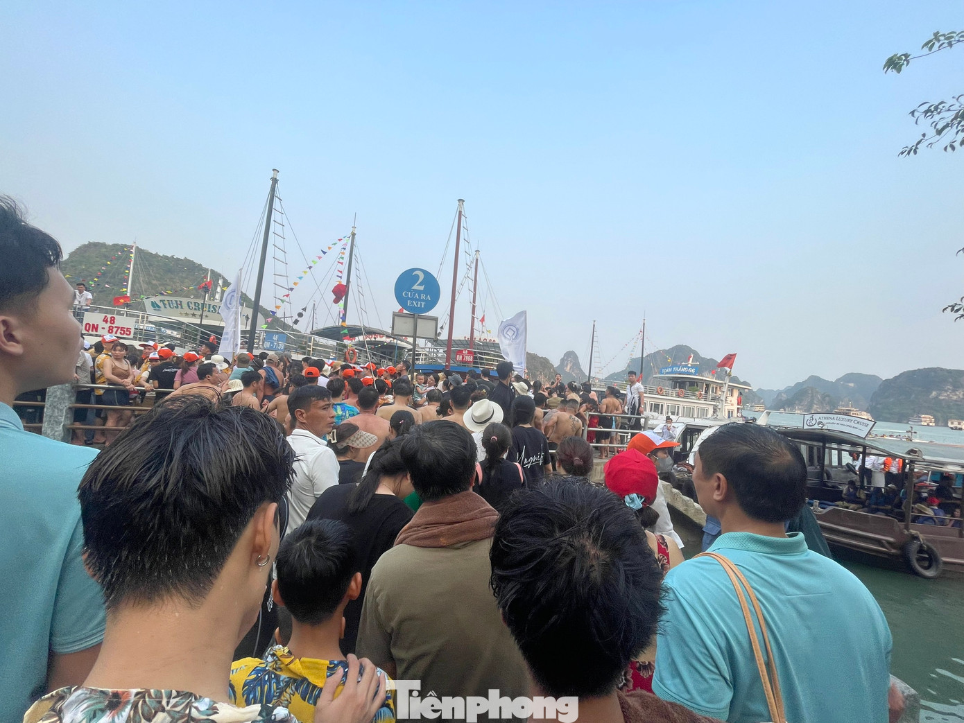 Tàu, thuyền đưa du khách đến đảo Ti Tốp phải xếp hàng dài chờ cập bến.