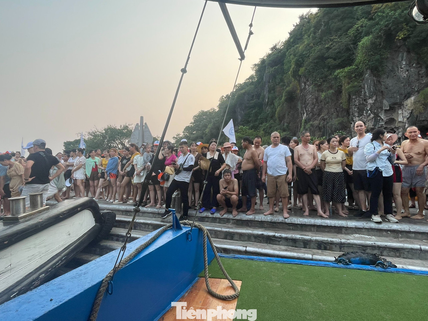 Khôngchỉ chiều đi, mà chiều về của du khách thăm quan Vịnh Hạ Long cũng khá chật vật và phải chờ đợi nhiều giờ mới lên được tàu để về đất liền.