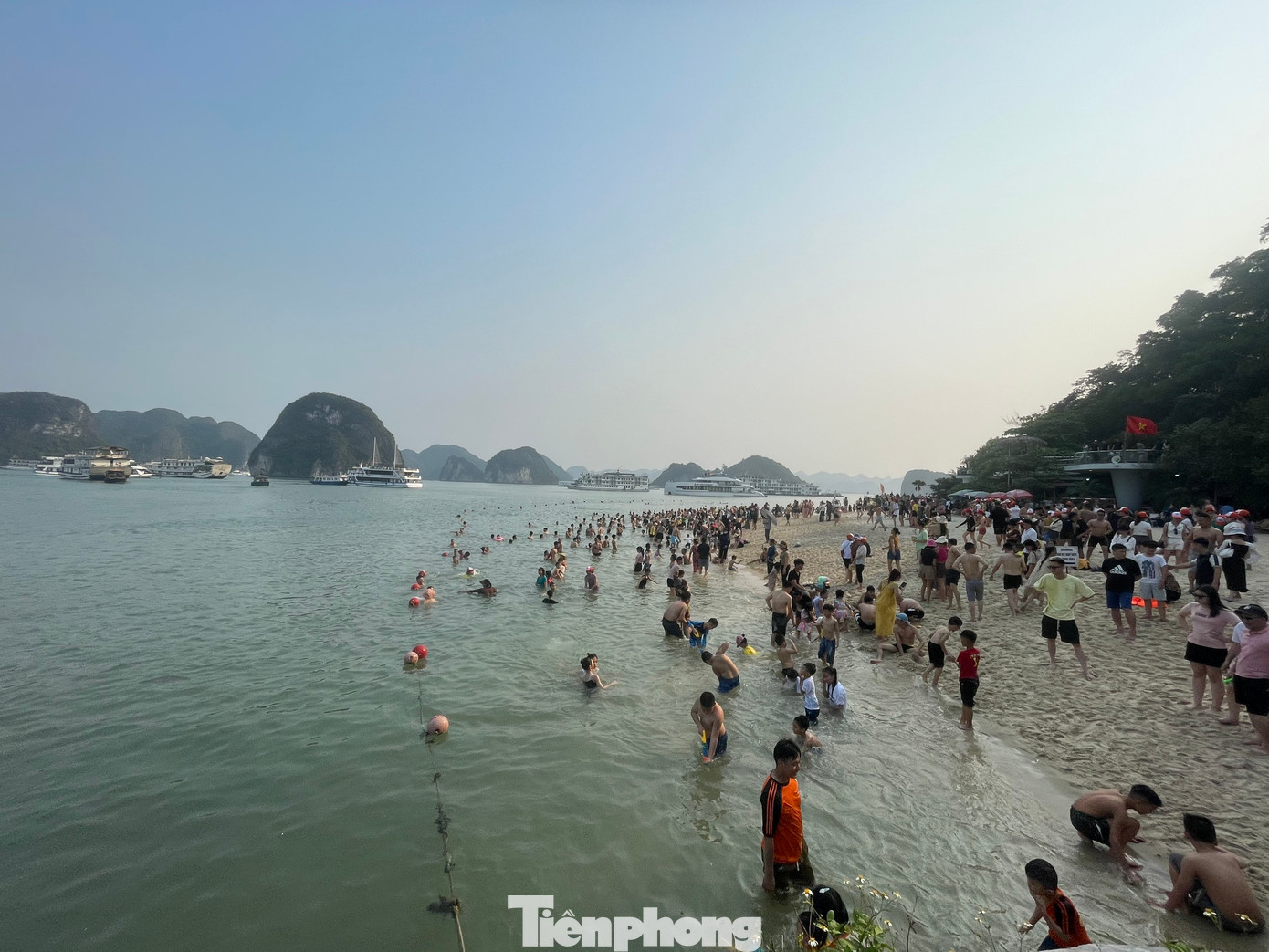 Lịch trình thăm quan trên vịnh Hạ Long thường bao gồm việc thăm các đảo đá vôi tự nhiên, chiêm ngưỡng hòn Trống Mái, thăm quan hang Sửng Sốt, thăm hang Luồn và đảo Ti Tốp. Đáng chú ý, do bãi tắm ở Bãi Cháy đã quá tải nên nhiều gia đình lựa chọn lên bãi tắm tại đảo Ti Tốp để "giải nhiệt" vì nước biển ở đây khá trong xanh.