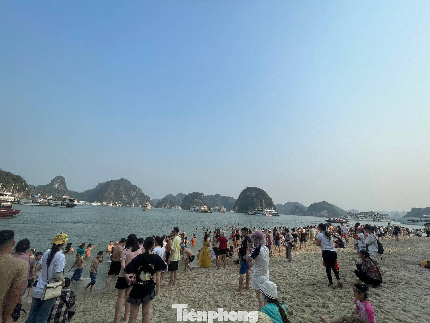 Lịch trình thăm quan trên vịnh Hạ Long thường bao gồm việc thăm các đảo đá vôi tự nhiên, chiêm ngưỡng hòn Trống Mái, thăm quan hang Sửng Sốt, thăm hang Luồn và đảo Ti Tốp. Đáng chú ý, do bãi tắm ở Bãi Cháy đã quá tải nên nhiều gia đình lựa chọn lên bãi tắm tại đảo Ti Tốp để "giải nhiệt" vì nước biển ở đây khá trong xanh.