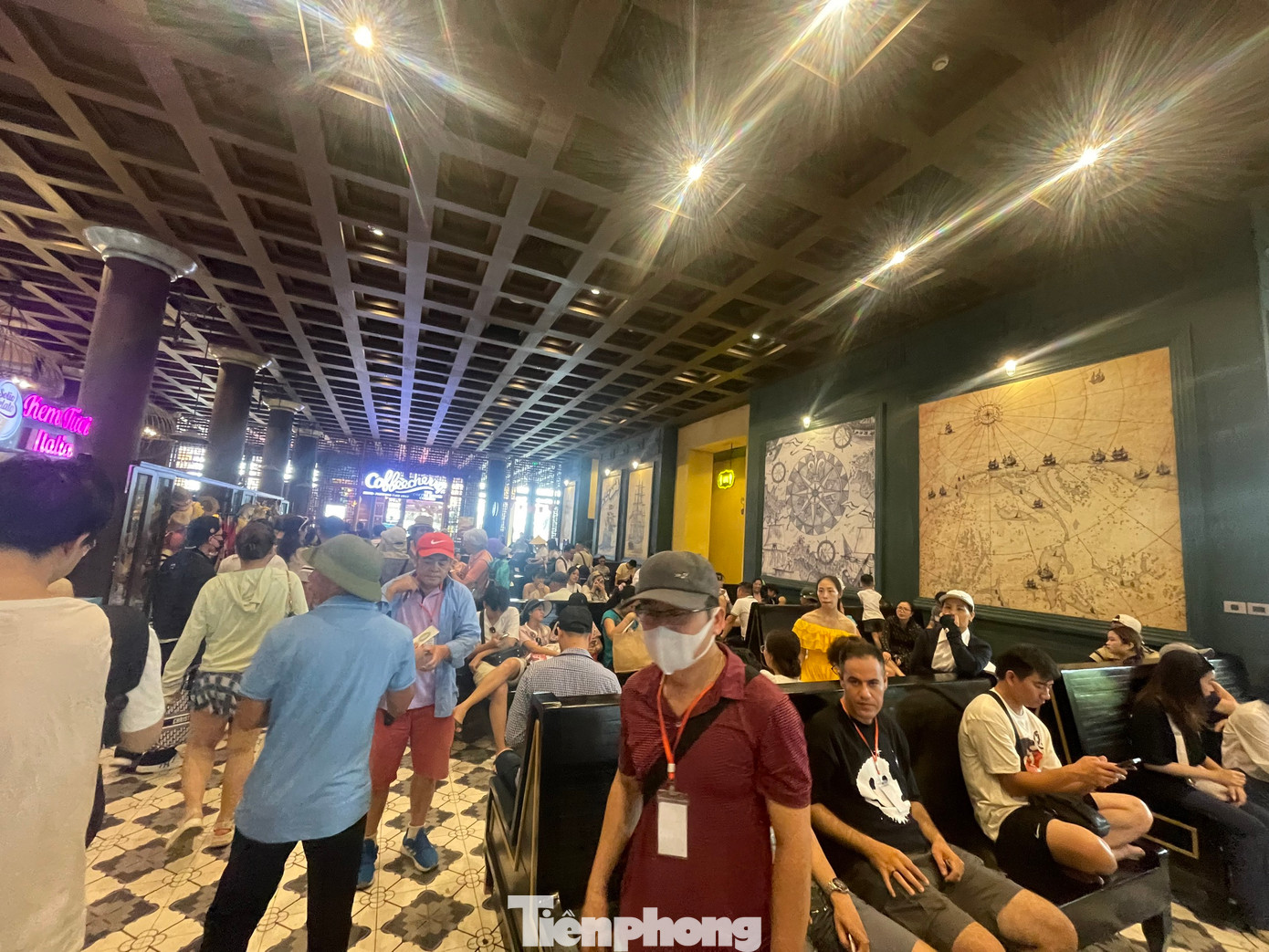 Ghi nhận trong ngày 30/4 và sáng 1/5, lượng du khách mua vé đi tàu thăm quan Vịnh Hạ Long ở Cảng tàu quốc tế Hạ Long chật kín. Nhiều gia đình phải chờ đợi suốt 2 tiếng mới mua được vé.